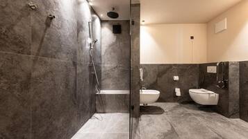 Familiekamer, uitzicht op meer | Badkamer | Een douche, gratis toiletartikelen, een haardroger, pantoffels