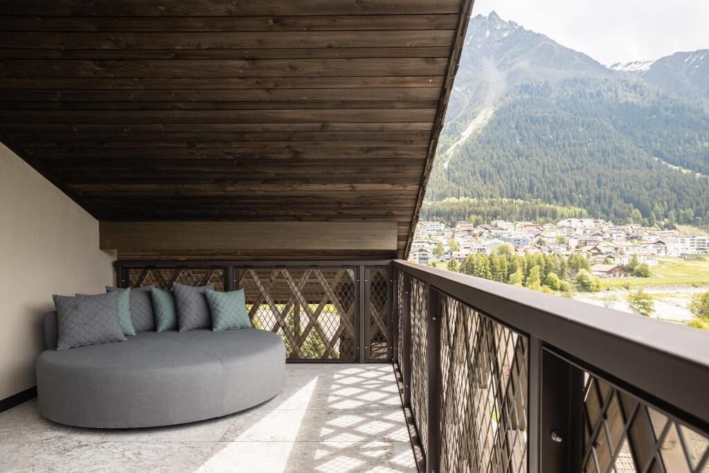 Deluxe Room, Lake View | Property grounds