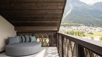 Deluxe Room, Lake View | Property grounds