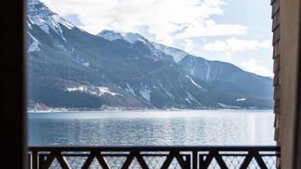 A balcony with a view of a lake and mountains. - Das Gerstl Family Retreat (Curon Venosta)