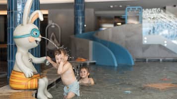 2 piscinas techadas, una piscina al aire libre
