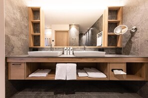 Camera Deluxe, balcone, vista lago | Bagno | Doccia, set di cortesia gratuito, asciugacapelli, pantofole