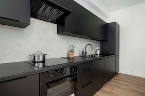 Een koelkast, een magnetron, een oven, een kookplaat