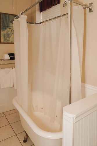 Retro Vibe RR inn & town!  2nd floor full ensuite BR.  Continental Breakfast.