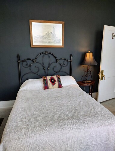 Retro Vibe RR inn & town!  2nd floor full ensuite BR.  Continental Breakfast.