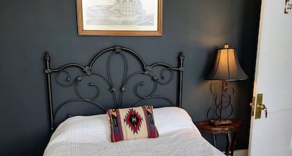 Retro Vibe RR inn & town! 2nd floor full ensuite BR. Continental Breakfast.
