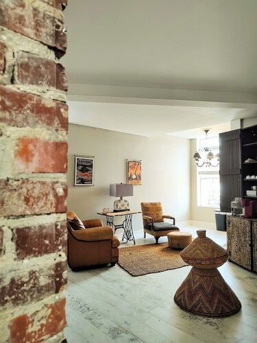 Retro Vibe RR inn & town!  2nd floor full ensuite BR.  Continental Breakfast.