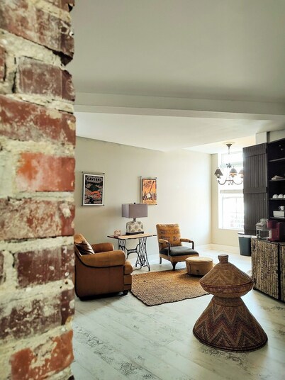 Retro Vibe RR inn & town!  2nd floor full ensuite BR.  Continental Breakfast.