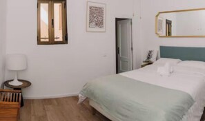 3 Schlafzimmer, Schreibtisch, Bügeleisen/Bügelbrett, Reisekinderbett
