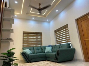 Smart TV - Izzath Homestay at Kottakkal (Kottakkal)