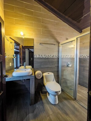 Suite Standard, vue ville, dans la tour | Salle de bain | Sèche-cheveux, serviettes fournies, savon, shampoing