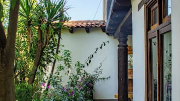 Habitación estándar doble, en una planta alta | Jardines del alojamiento
