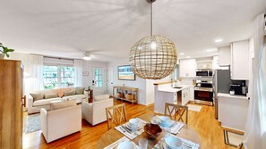 Eine moderne Wohnung mit Essbereich, Küche und Wohnraum.