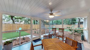 Outdoor dining - Charming 3 bedroom 2 bathroom home located on a barrier island in SC (Isle of Palms)