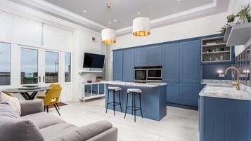 House, 4 Bedrooms | Private kitchen | Fridge, microwave, coffee/tea maker