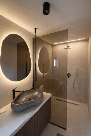 Regadera, secadora de cabello, bidet, toallas 