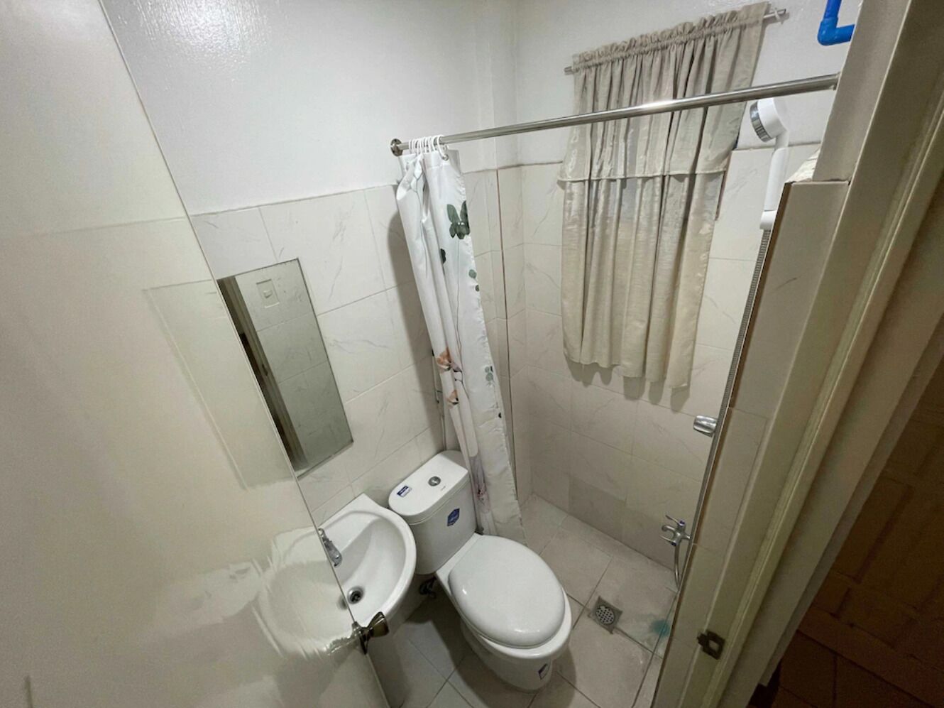 Standard Twin Room | Bathroom | Shower, free toiletries, slippers, towels