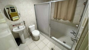 Doppia Standard | Bagno | Doccia, set di cortesia gratuito, pantofole, asciugamani