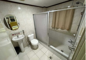 Standaard tweepersoonskamer | Badkamer | Een douche, gratis toiletartikelen, pantoffels, handdoeken