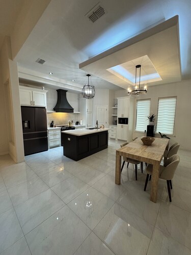 Modern Cozy Home Near Everything.