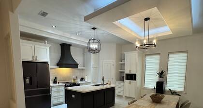 Modern Cozy Home Near Everything.