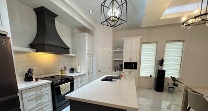 Modern Cozy Home Near Everything.