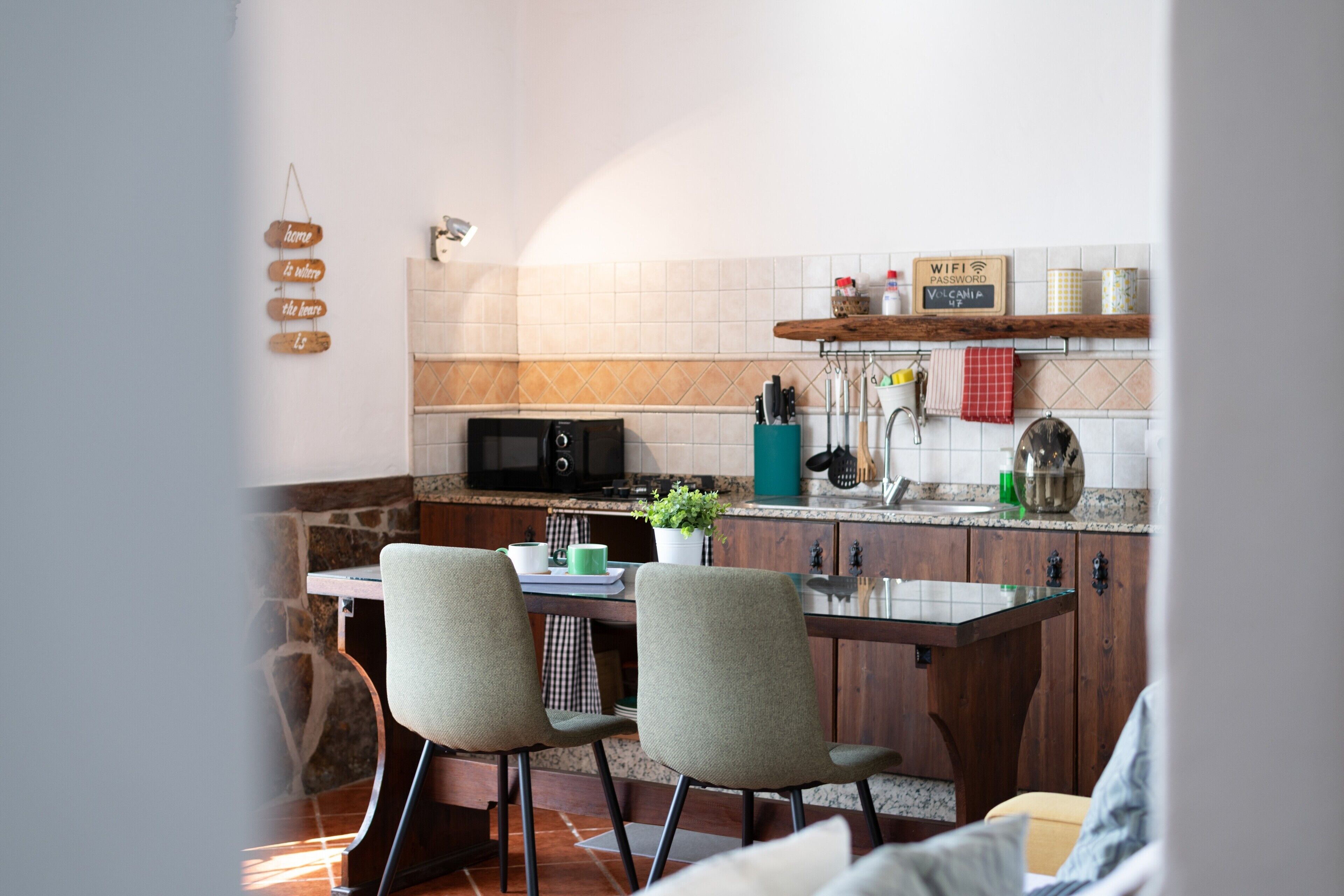 Kühlschrank, Mikrowelle, Herdplatte, Wasserkocher mit Kaffee-/Teezubehör