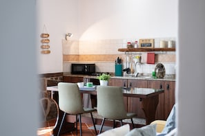 Refrigerador, microondas, parrilla de estufa y cafetera y tetera 