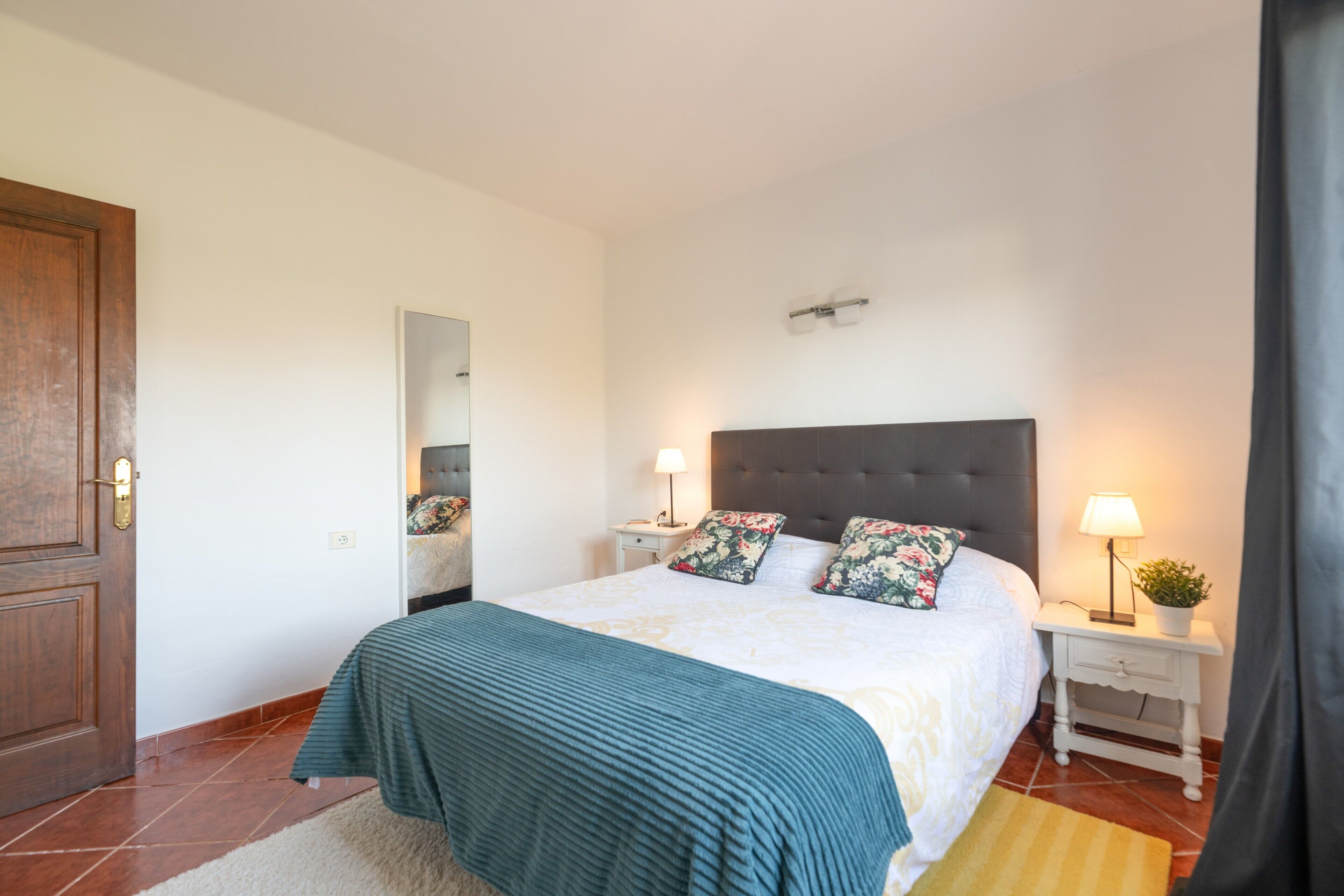 1 dormitorio, tabla de planchar con plancha, wifi