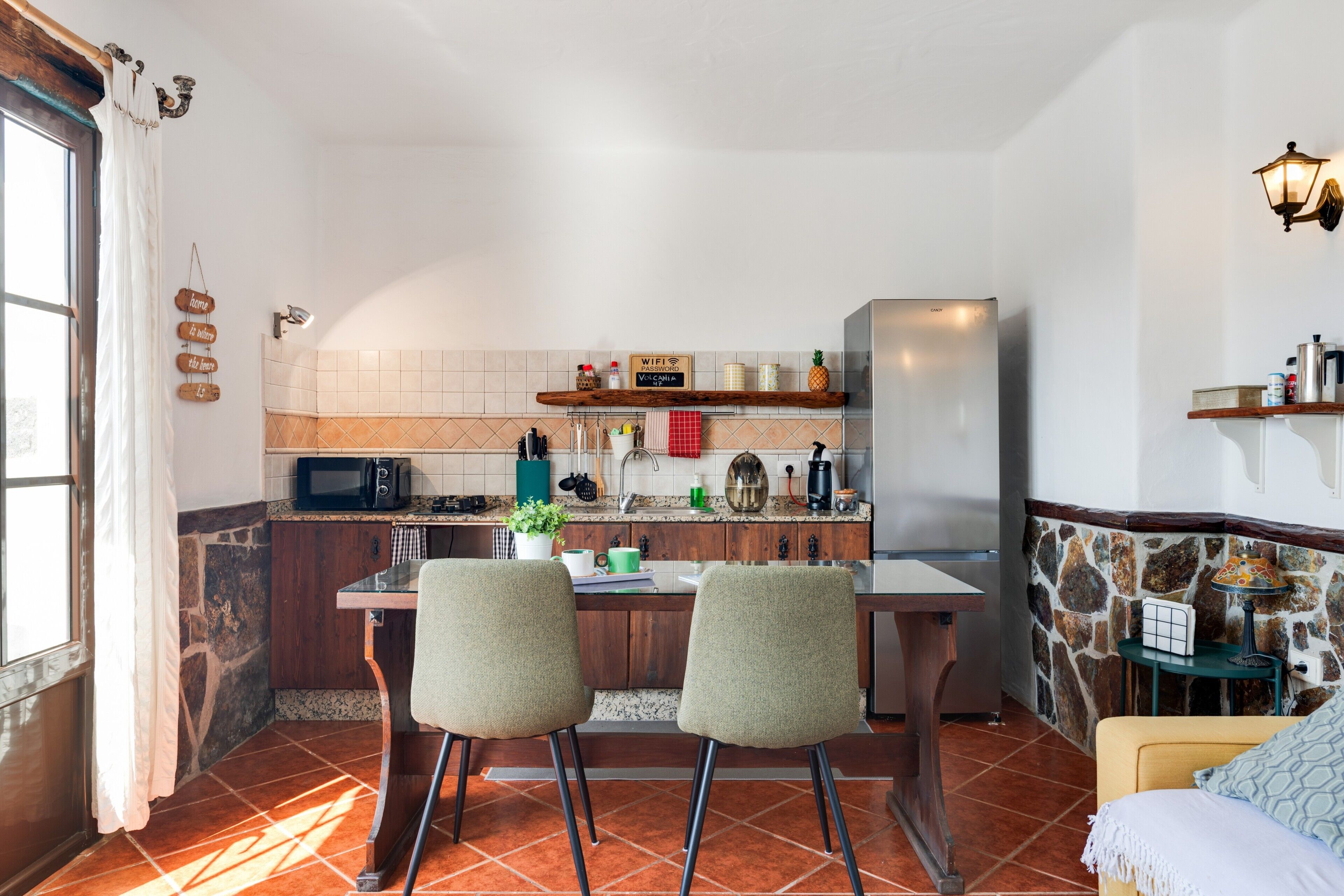 Frigorífico, microondas, placa de cocina y cafetera o tetera