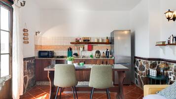 Frigorífico, microondas, placa de cocina y cafetera o tetera