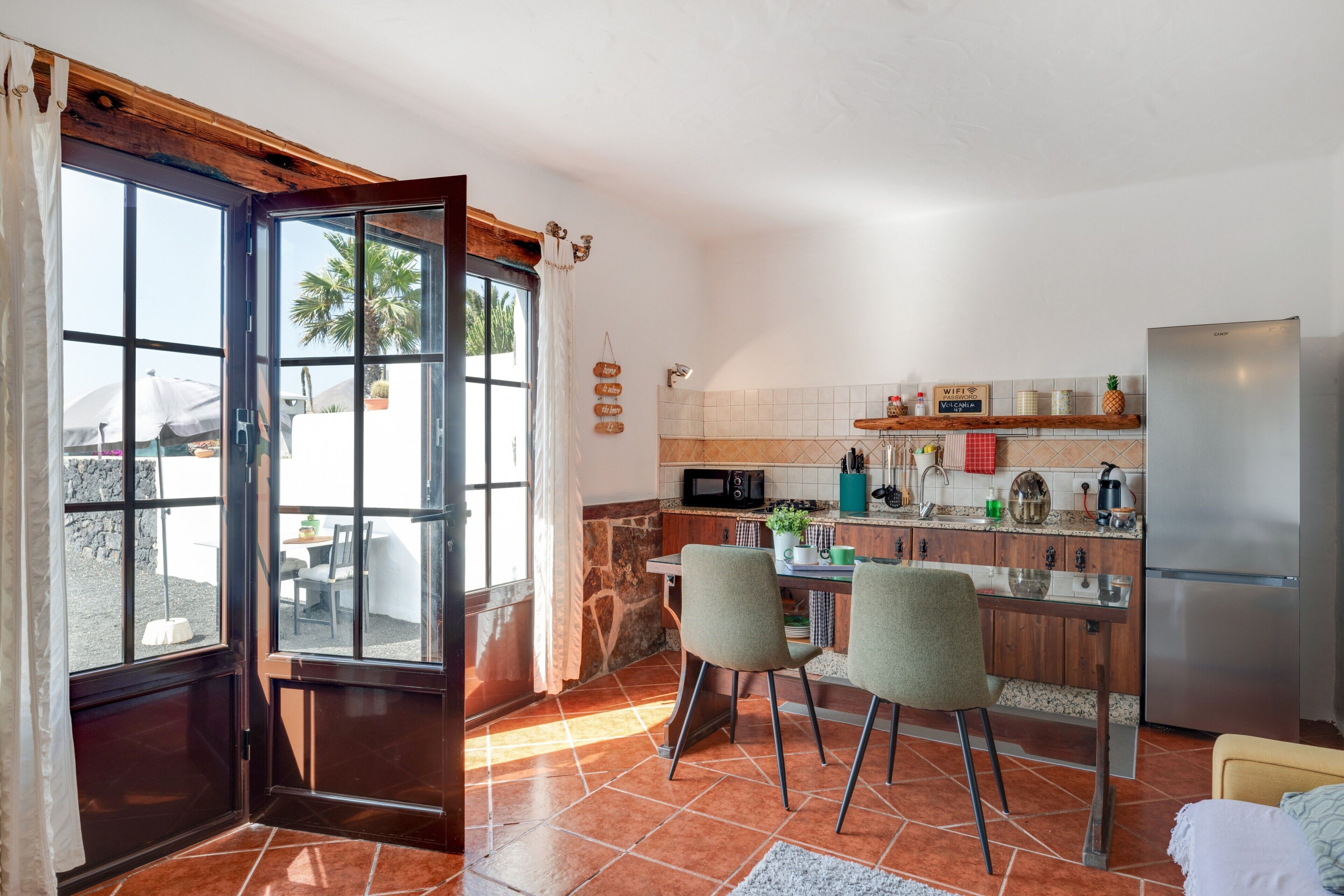 Frigorífico, microondas, placa de cocina y cafetera o tetera