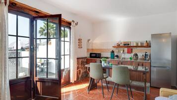 Frigorífico, microondas, placa de cocina y cafetera o tetera