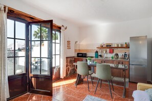 Frigorífico, microondas, placa de cocina y cafetera o tetera