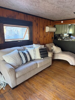 Smart TV, chimenea, libros y videoteca 