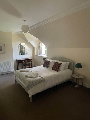 2 bedrooms, desk, iron/ironing board, travel cot - No 1 Stable Yard, Wemyss Castle Estate (Kirkcaldy)