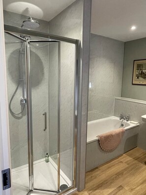 Hair dryer, towels, soap, shampoo - Seaside Cottage, Wemyss Estate (Kirkcaldy)