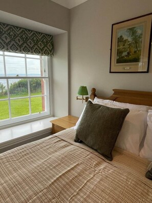 3 bedrooms, iron/ironing board, travel cot, free WiFi - Seaside Cottage, Wemyss Estate (Kirkcaldy)