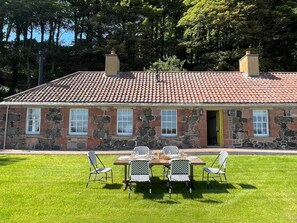 Outdoor dining - Seaside Cottage, Wemyss Estate (Kirkcaldy)