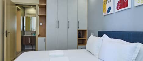 Departamento, balcón, vista al patio | Espacio para trabajar con laptop y wifi gratis