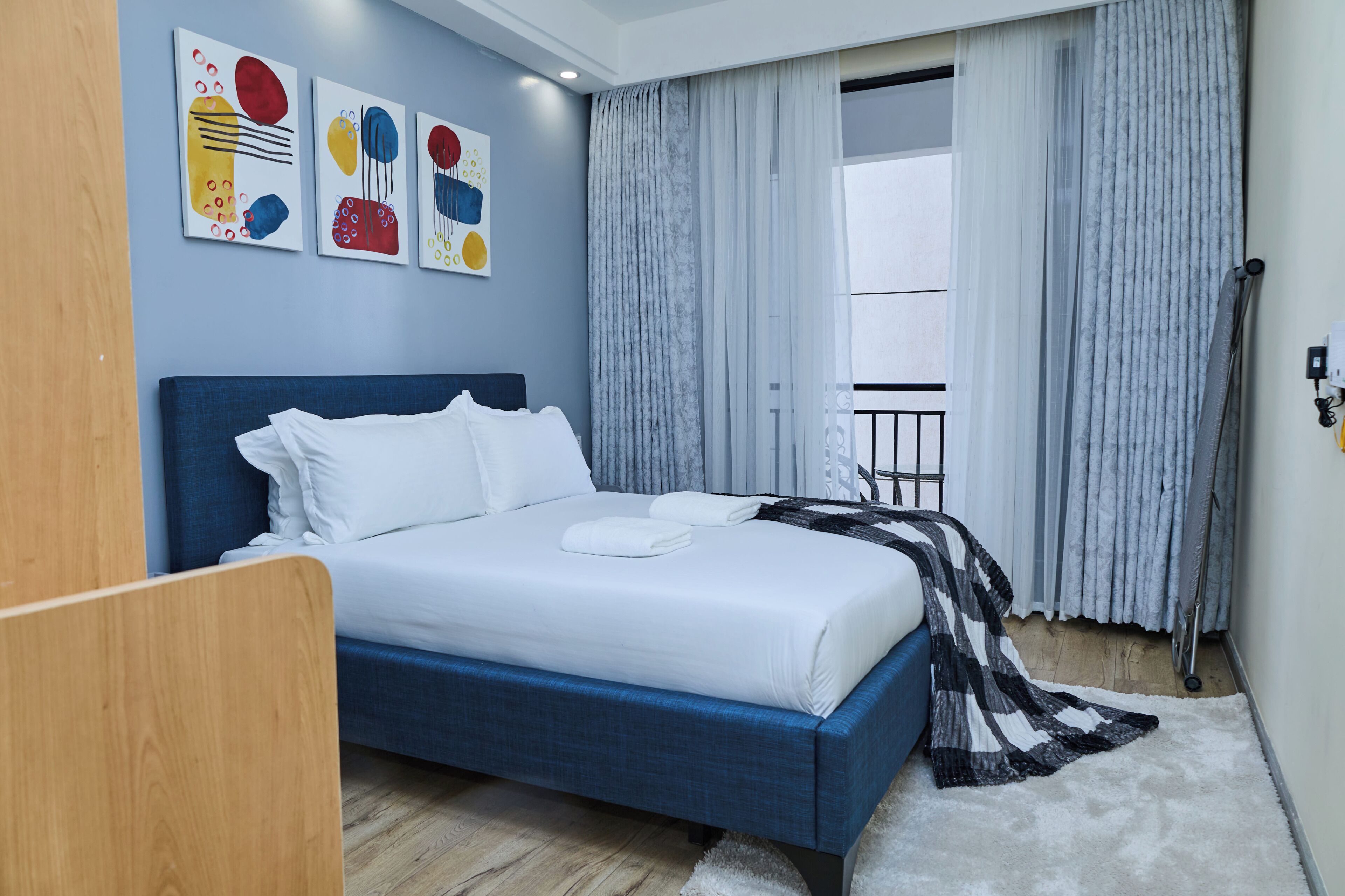 Departamento, balcón, vista al patio | Espacio para trabajar con laptop y wifi gratis 