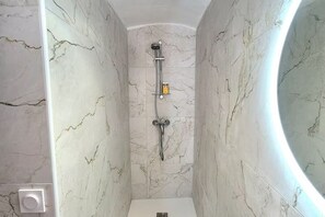 Shower, eco-friendly toiletries, hair dryer, towels - Authentic stone house in the heart of a medieval village · sea 20 min away (Lama)