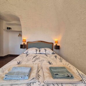 1 bedroom, desk, iron/ironing board, travel cot - Authentic stone house in the heart of a medieval village · sea 20 min away (Lama)