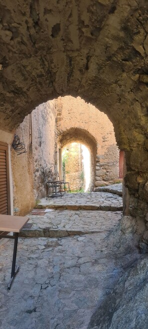 Terrace/patio - Authentic stone house in the heart of a medieval village · sea 20 min away (Lama)