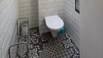 Apartamento Confort | Baño | Ducha, cabezal de ducha tipo lluvia y toallas