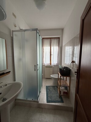 Dusche, Haartrockner, Handtücher