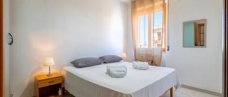 2 bedrooms, iron/ironing board, bed sheets