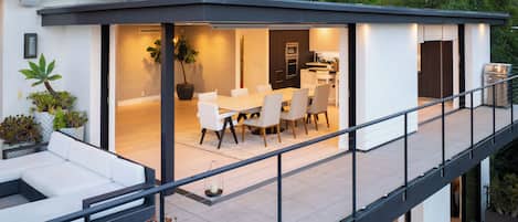 Una casa moderna con balcón, comedor y cocina.