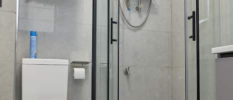 Appartement, vue ville | Salle de bain | Douche, articles de toilette gratuits, chaussons, serviettes fournies