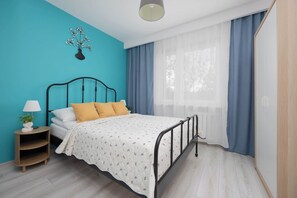 1 slaapkamer, een bureau, een strijkplank/strijkijzer, reisbedje